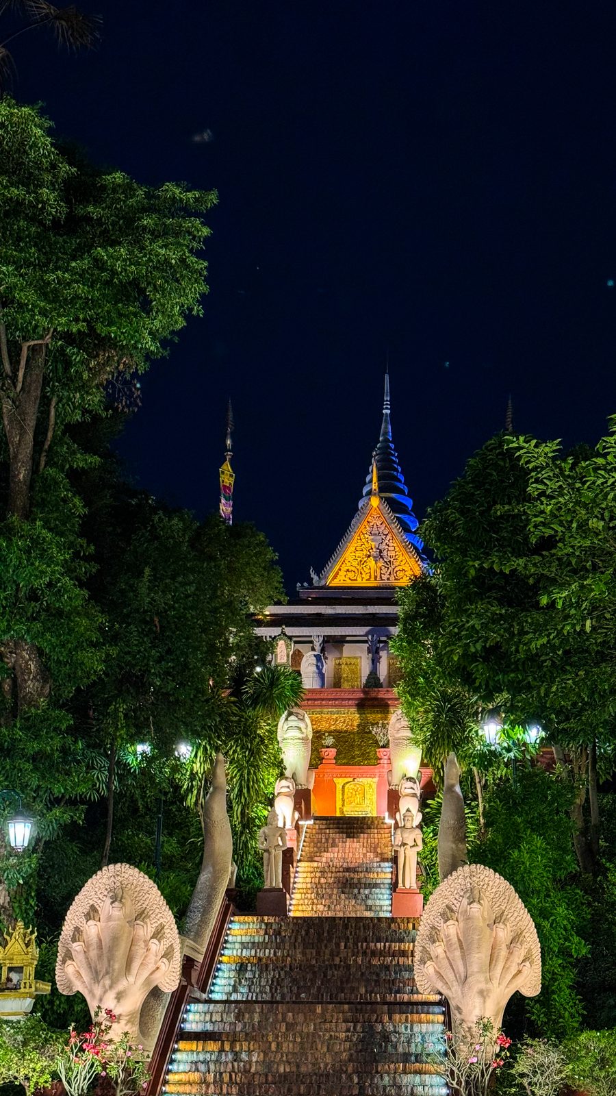 មាត់ទន្លេភ្នំពេញជិតវត្តភ្នំ