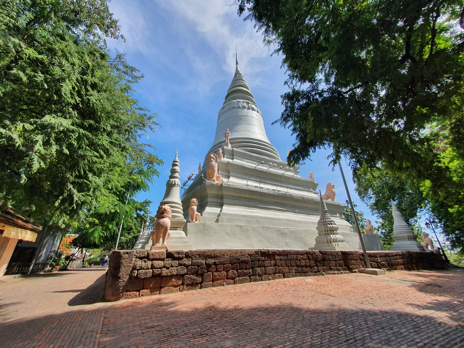 ពន្លឺពេលថ្ងៃល្ងាចនៅវត្តភ្នំ