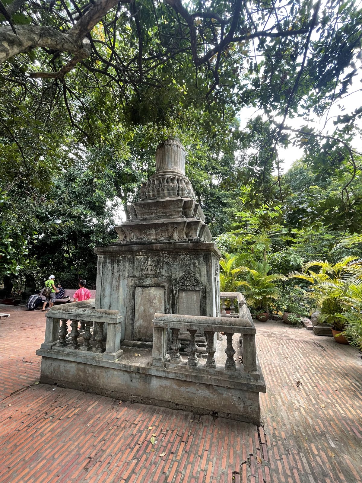 ស្តូបពណ៌សរបស់វត្តភ្នំ