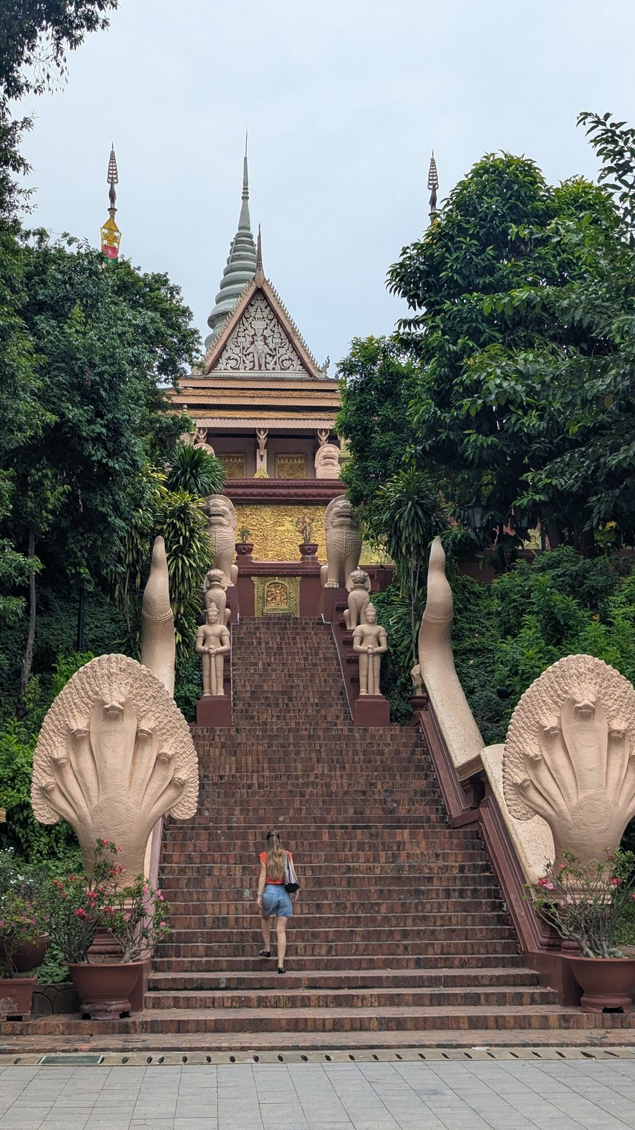 ព្រះពុទ្ធរូបក្នុងវត្តភ្នំ