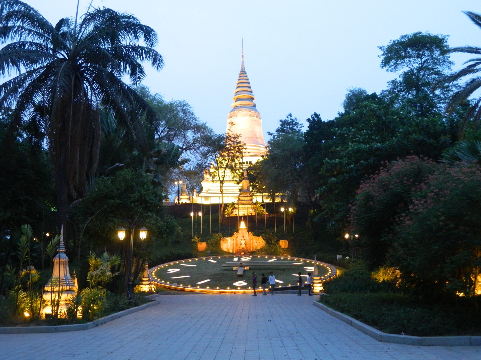 អ្នកគោរពសុំពរនៅវត្តភ្នំ